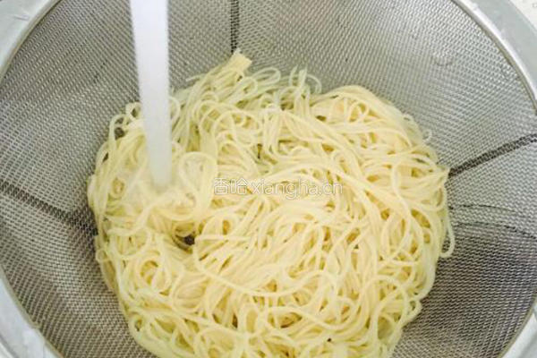 牛肉清汤面的做法图解2