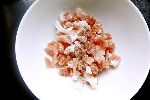 口蘑肉丁西红柿酱的做法图解2