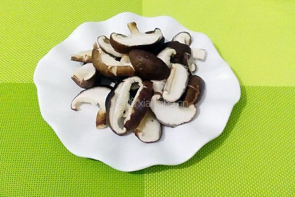 蘑菇炒肉的做法图解2