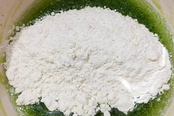 菠菜汁戚风蛋糕的做法图解4
