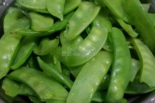 荷兰豆炒腊肠的做法图解1