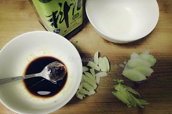韭菜炒鸭血的做法图解2
