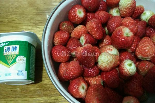 酸奶草莓大果粒的做法图解1