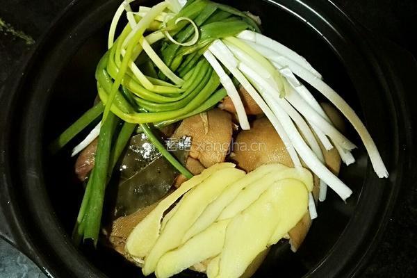 药膳山药炖猪蹄的做法图解3