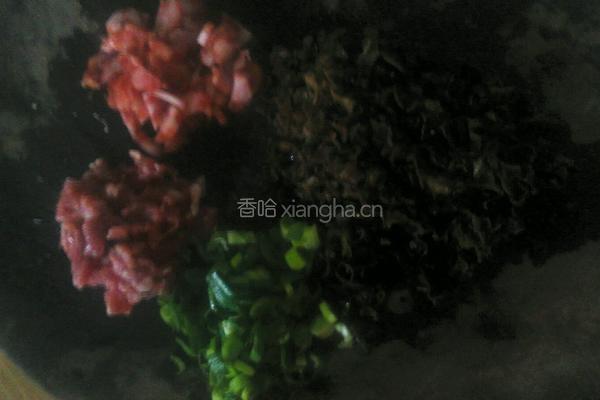 木耳腊肠炒饭的做法图解2