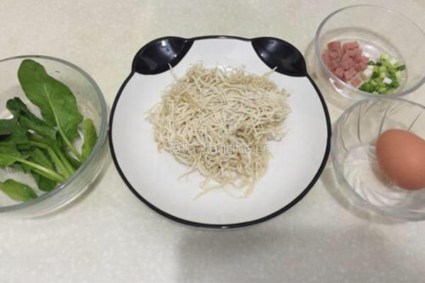 酱油炒面的做法图解1