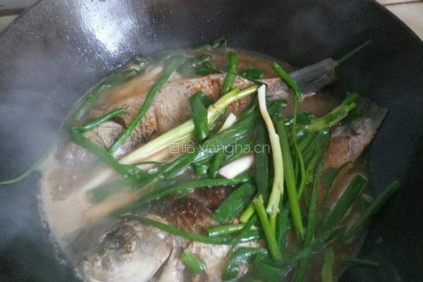 葱烤鲫鱼的做法图解3
