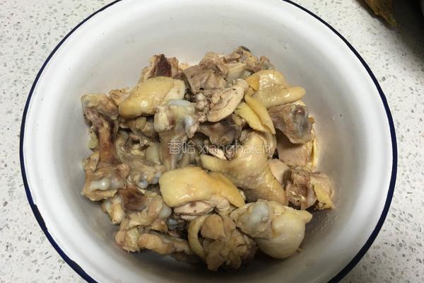 榛蘑冬笋炖三黄鸡的做法图解1