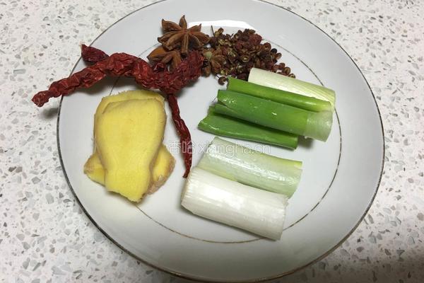 榛蘑冬笋炖三黄鸡的做法图解3
