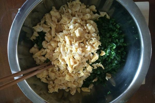 韭菜鸡蛋馅饼的做法图解2