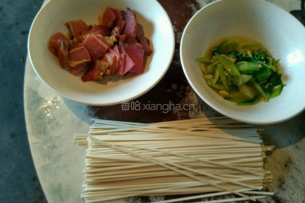 油菜腊肉面的做法图解2