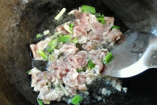 酸菜炒肉的做法图解4