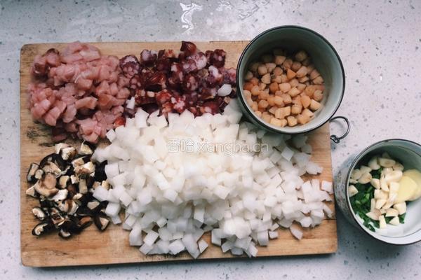 瑶柱腊肠瘦肉香菇萝卜饭的做法图解3