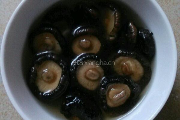 黑菇焖鸡翅的做法图解1
