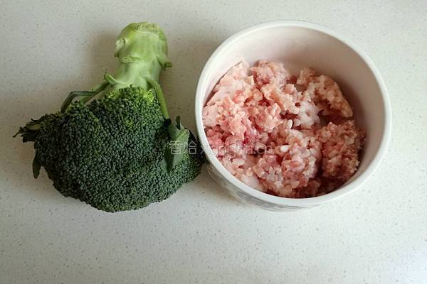 西兰花蒸肉圆的做法图解1