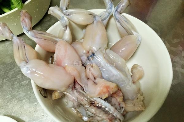 香辣红油牛蛙的做法图解1