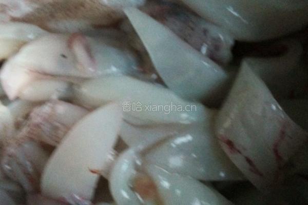 蒜苔炒鱿鱼的做法图解1