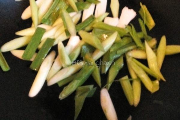 蒜苔炒鱿鱼的做法图解3