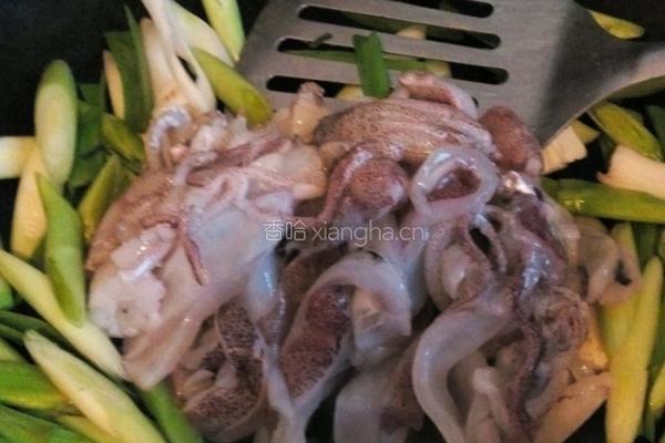 蒜苔炒鱿鱼的做法图解4