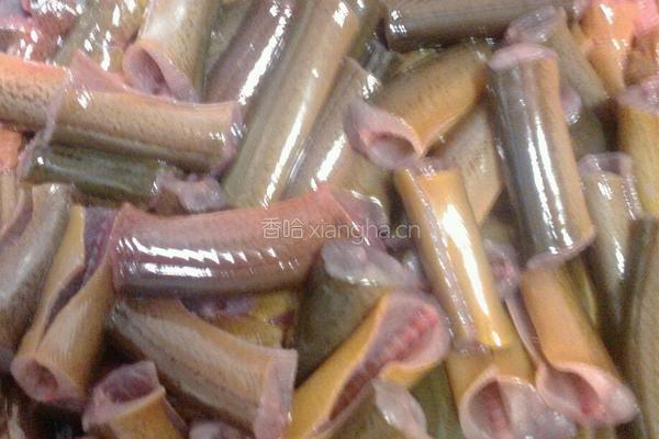 腊肉烧鳝鱼的做法图解1