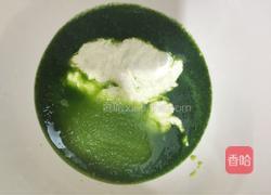 春意盎然的菠菜面包的做法图解2