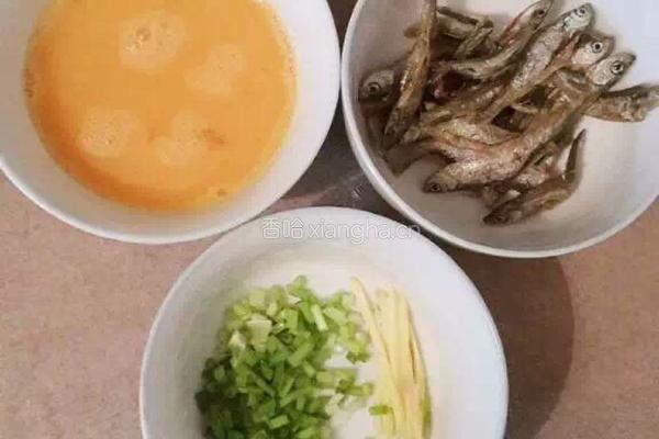 鱼仔煎蛋的做法图解1