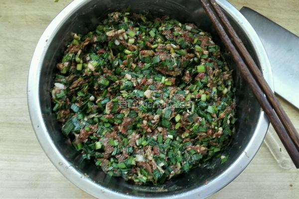 牛肉韭菜馅饼的做法图解2