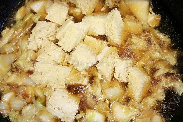 白菜冻豆腐炖粉条的做法图解3