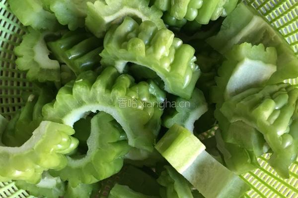 客家排骨咸菜苦瓜煲的做法图解1