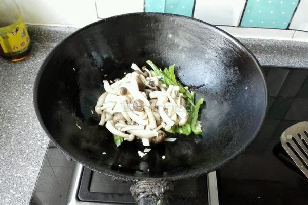 尖椒蚝油炒双菇的做法图解5