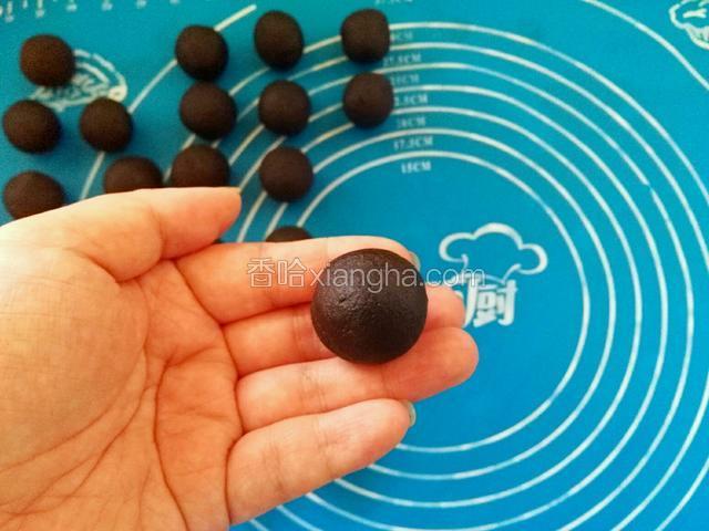 将冷藏好的面团分成6-7克的小球，原方将近
15克了，个人认为太大了，团成小球