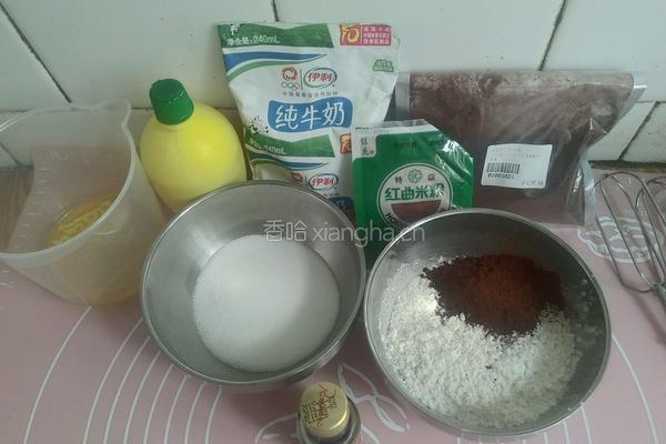 巧克力中空戚风蛋糕的做法图解1