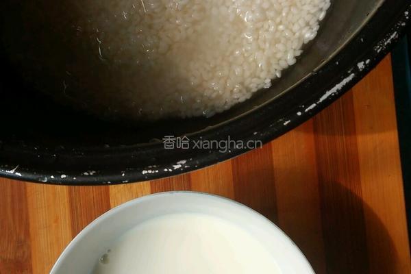五彩奶香菠萝饭的做法图解2