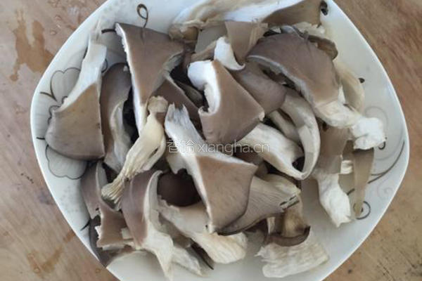 平菇蒜苗的做法图解1