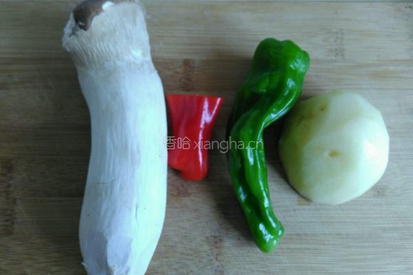 土豆炒鸡腿菇的做法图解1