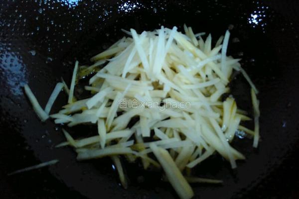 土豆炒鸡腿菇的做法图解3