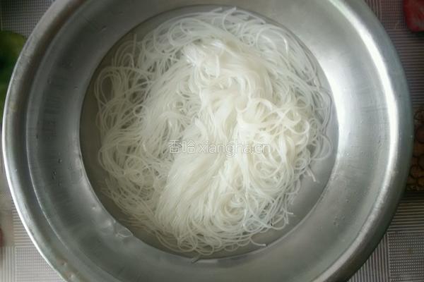 芹菜炒粉条的做法图解3