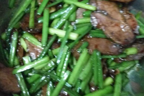 韭菜花炒烟熏肉的做法图解6
