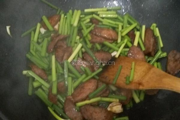 韭菜花炒烟熏肉的做法图解5