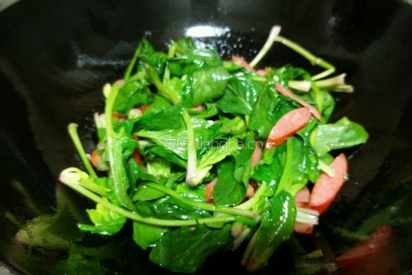 菠菜香肠小炒的做法图解4