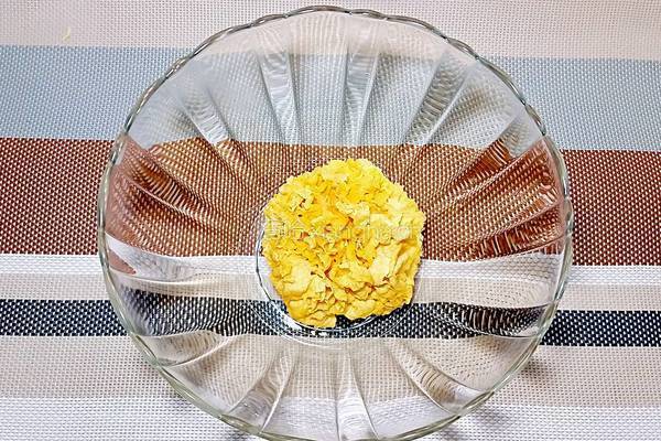 銀耳蘋果紅棗桂圓羮的做法图解1