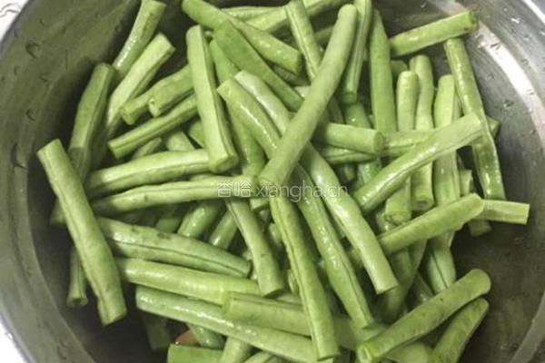 橄榄菜肉碎炒豆角的做法图解1