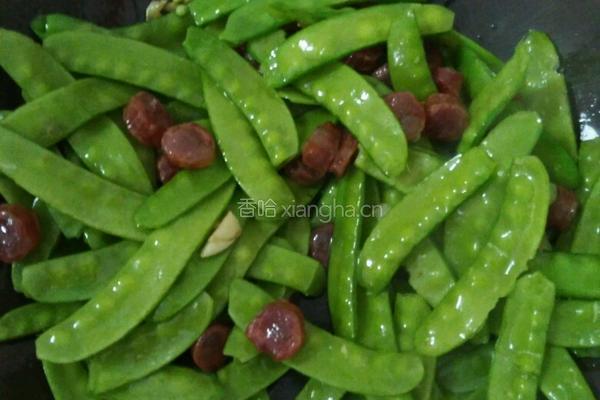 荷兰豆炒腊肠的做法图解2
