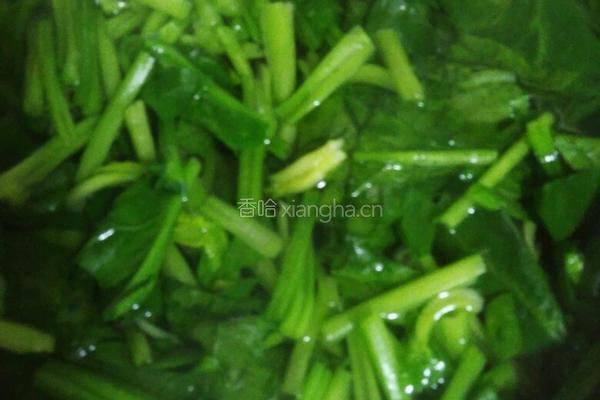 果仁菠菜拌麻酱的做法图解4