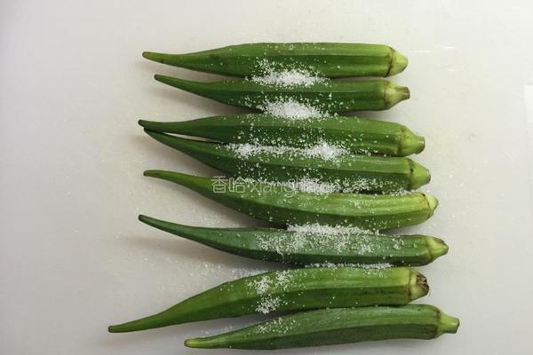 秋葵缀豆腐的做法图解1