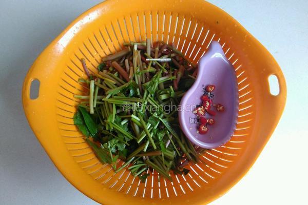 素炒野芹菜的做法图解1