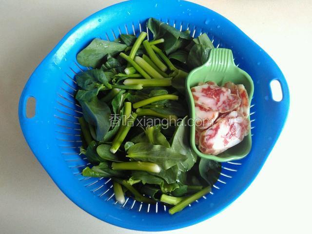 菜苔折段洗净，香肠切片洗净