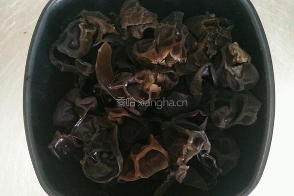 洋葱拌木耳的做法图解1