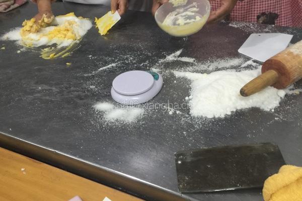 杏仁香酥饼的做法图解1