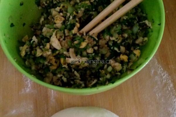 肉末青菜煎包的做法图解2
